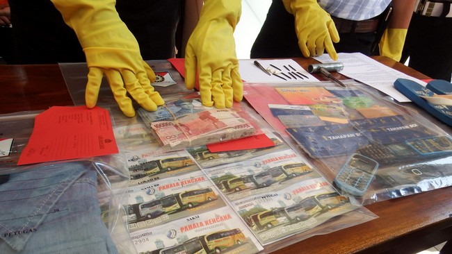 Sejumlah bukti kejahatan perampokan nasabah bank saat press rilis di Mapolres Lamongan, Jawa Timur, Jumat (15/5). Satreskrim Polres Lamongan berhasil menangkap lima perampok spesialis nasabah bank di wilayah Lamongan yakni Adi Cahyono, Adi Saputra, Ahmad Wahyudi Sahrudin, Bendi Setiawan warga Palembang. Selain mengamankan pelaku polisi juga menyita barang bukti 2 unit sepeda motor, kunci T, 5 buah HP, uang tunai sebesar Rp 15 juta, 5 buku tabungan, 9 ATM.  ANTARA FOTO/Syaiful Arif/Rei/mes/15.