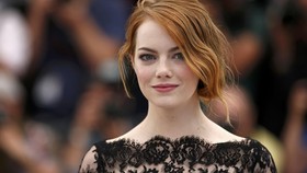 Emma Stone Anggap Aplikasi Kencan 'Tinder' Menyenangkan