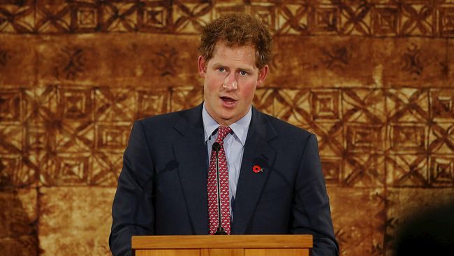 Pangeran Harry mengutuk sikap paparazi yang lebih memilih memotret Putri Diana saat kecelakaan dibanding dengan menolongnya.