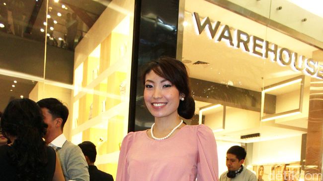 Ayu Dewi harus menyediakan kolak untuk berbuka puasa. Sedangkan sang suami, Regi Datau harus makan bubur Gorontalo.