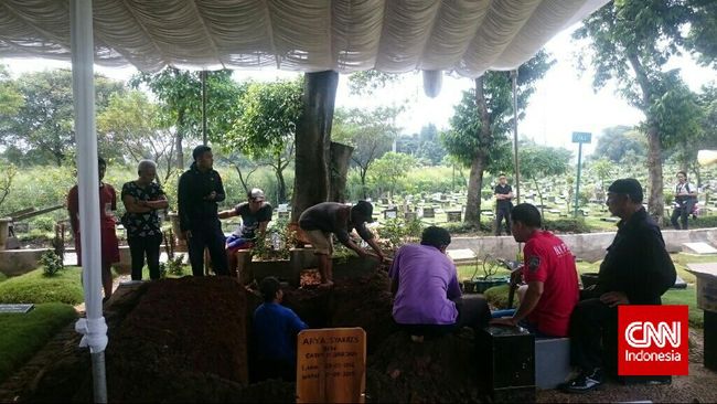 Liang lahad di bawah rindang beringin di TPU Tanah Kusir, Ciputat, menjadi tempat peristirahatan terakhir aktor kawakan Didi Petet.