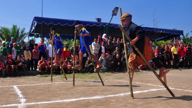 Permainan tradisional bukan hanya membuat anak-anak senang, namun ia adalah bagian dari kebudayaan Indonesia yang layak untuk dijaga.