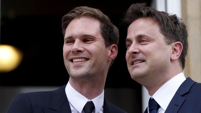 Perdana Menteri Luxembourg Xavier Bettel menjadi pemimpin negara Uni Eropa pertama yang menikah sesama jenis. Pasangannya arsitek asal Belgia nan tampan.