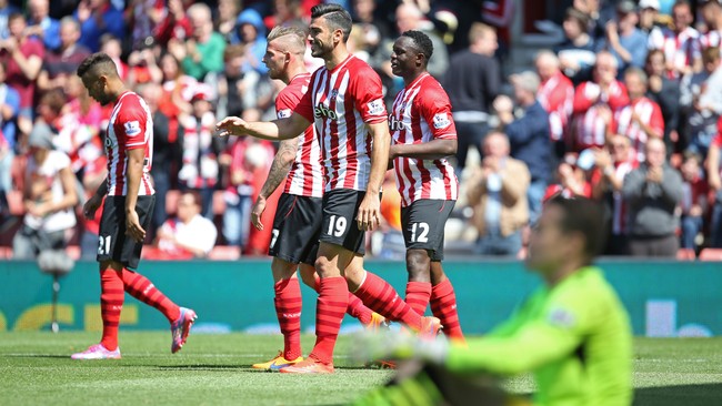 Southampton berpesta gol di Stadion St. Mary's setelah mengalahkan Aston Villa 6-1 pada lanjutan Liga Primer Inggris, Sabtu (16/5).