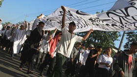 Massa Sambangi Polres Garut Laporkan Pembakar Bendera Tauhid
