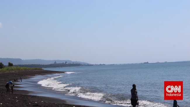 Tapi Pantai Boom Banyuwangi memang istimewa. Pertama, inilah satu-satunya pantai yang langsung berada di bibir kota Banyuwangi.