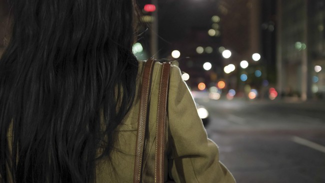 Wanita tersebut mengunci suaminya, Kim, dan memaksanya untuk berhubungan seksual. Sejak 2013, Korsel memasukkan perkosaan dalam rumah tangga sebagai kejahatan.