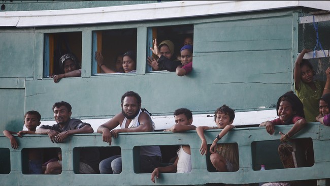 Sejumlah imigran Rohingya yang tak tahan hidup dalam perahu sempit yang terkatung-katung di laut memutuskan kembali ke kamp pengungsian di Myanmar.