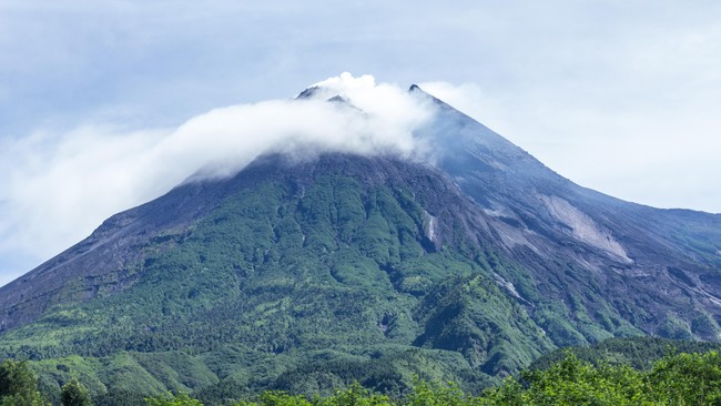 Kepala Riset Taman Nasional Gunung Merapi Suwiknya mengatakan, kondisi cuaca di puncak Merapi saat ini tak menentu.