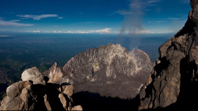 Tim belum bisa mengevakuasi karena kendala waktu dan cuaca di puncak Merapi. Evakuasi akan dilakukan besok pagi.