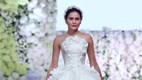 Melirik Gaun Pengantin Elegan Vs Sederhana Dua Desainer
