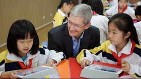 CEO Apple Blusukan ke SD di Tiongkok