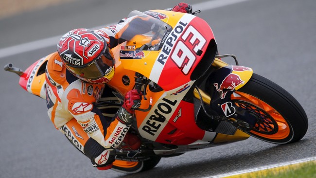 Marquez mengklaim sasis 2014 cocok dengan mesin, swingarm, dan exhaust motor 2015. Namun, keputusan Marquez cukup berisiko karena baru mencobanya satu kali.