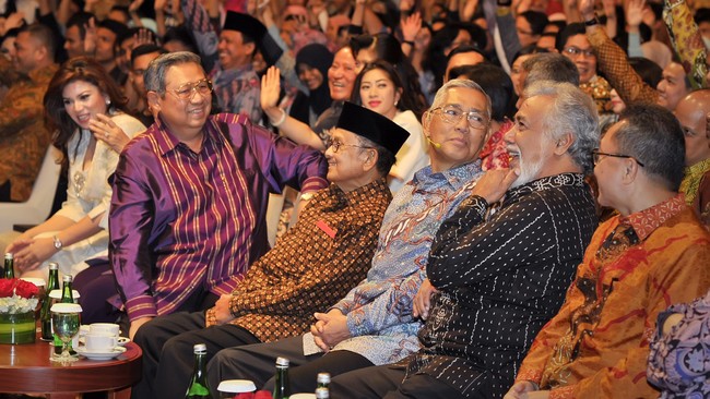 Undangan buat mantan presiden guna menghadiri peringatan Hari Kemerdekaan di Istana, kata SBY, tak wajib dihadiri. Lagi pula ia bosan 10 tahun selalu di Istana.