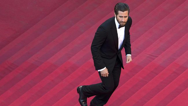 Bukan hanya menjadi pemeran utama yang merupakan penyintas tragedi tahun 2013 itu. Gyllenhaal juga menjadi produser.