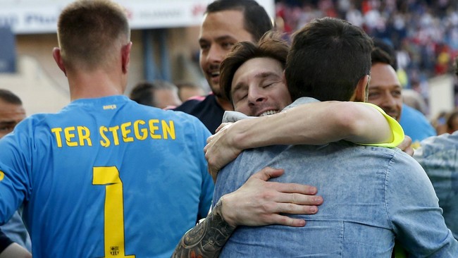 Mulai dari Luis Suarez, Ivan Rakitic, hingga Gerard Pique menggunakan akun media sosial mereka untuk merayakan gelar ke-23 Barcelona.