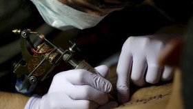Melacurkan Kulit demi Serentang Tato