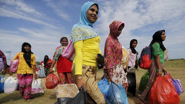 Sejak terdampar di Aceh pekan lalu, warga aceh dengan antusias memberi bantuan pada ribuan warga Rohingya yang berbulan-bulan terkatung di laut.