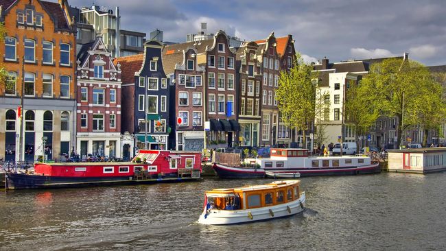 Sebuah ayunan disebut-sebut menjadi ayunan tertinggi yang berada di Eropa. Di atas ayunan itu pengunjung dapat menyaksikan keindahan kota Amsterdam.