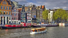 Bermain Ayunan Setinggi 100 Meter demi Lihat Amsterdam