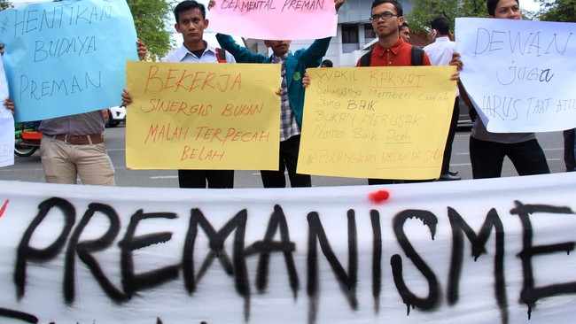 Ekonom menyebut preman bisa tumbuh subur di Indonesia imbas kegagalan pemerintah menyediakan lapangan kerja memadai. Preman juga ada karena diduga dipelihara.