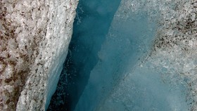Sensasi 'Wisata <i>Frozen</i>' di Gua Es Terbesar di Dunia