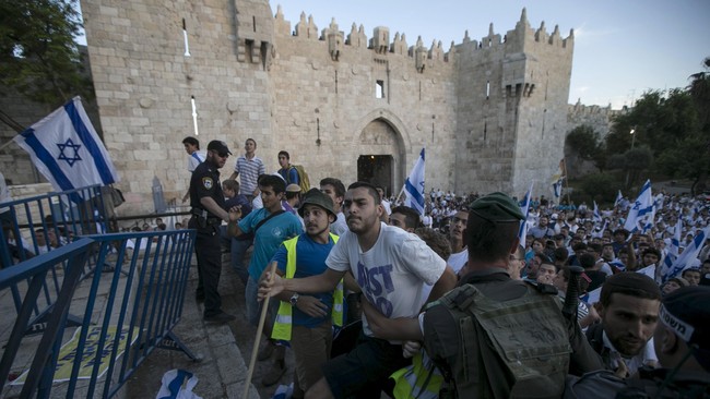 Bentrok tak terhindarkan terjadi antara polisi Israel dengan warga Palestina yang melemparkan batu ke arah warga Israel dalam pawai Hari Yerusalem.