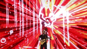 Pakai Jersey Timnas Indonesia, Ed Sheeran Tutup Konser di GBK