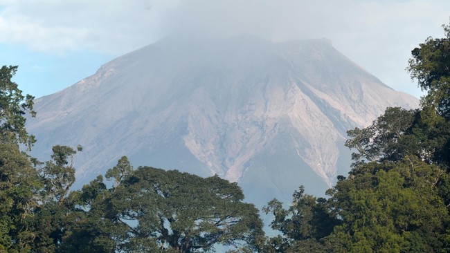 Kepala Pos Pemantauan Gunung Kerinci, Indra mengatakan abu vulkanik tidak sampai ke pemukiman warga dan hanya sekitaran puncak saja.