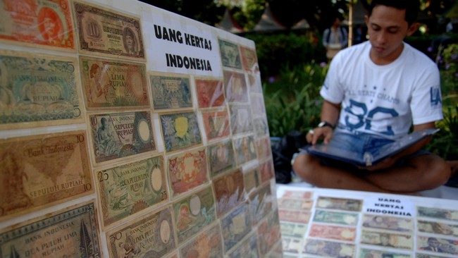 Bank Indonesia mengimbau masyarakat untuk segera menukarkan pecahan uang kertas rupiah yang tak berlaku lagi. Berikut cara penukarannya.