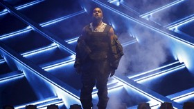 Lontarkan Kata-kata Kasar, Aksi Kanye West Disensor
