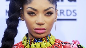Selebriti Bergaun Super Aneh di Billboard Awards