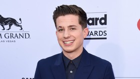 Charlie Puth: Lain di Karpet Merah, Lain Pula di Konser