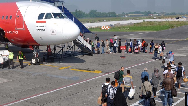 Airnav Indonesi memutuskan Bandara Adisutjipto, Yogyakarta tetap beroperasi normal, kendati terjadi letusan Gunung Merapi pada pagi ini, Jumat (11/5).