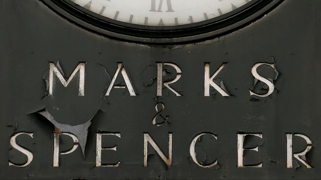 Salah promosi dalam koleksi seragam terbarunya, Marks & Spencer pun dituduh telah merendahkan martabat perempuan dan tidak memandang kemampuan seorang ayah.
