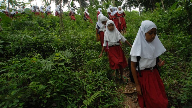 Menteri Pendidikan dan Kebudayaan Anies Baswedan menginstruksikan sekolah agar menerapkan program Penumbuhan Budi Pekerti. Bernyanyi salah satunya.