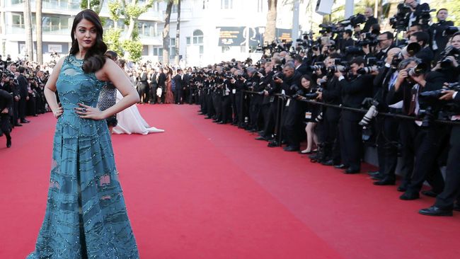 Ironisnya, aturan ini muncul pada saat pemutaran film Carol yang didominasi aktris dan diproduseri wanita juga.