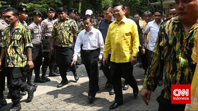 Penyidik memeriksa Ketua Umum Partai Golkar versi Musyawarah Nasional Ancol Agung Laksono terkait sengketa Pilkada Kabupaten Labuhan Batu Selatan.