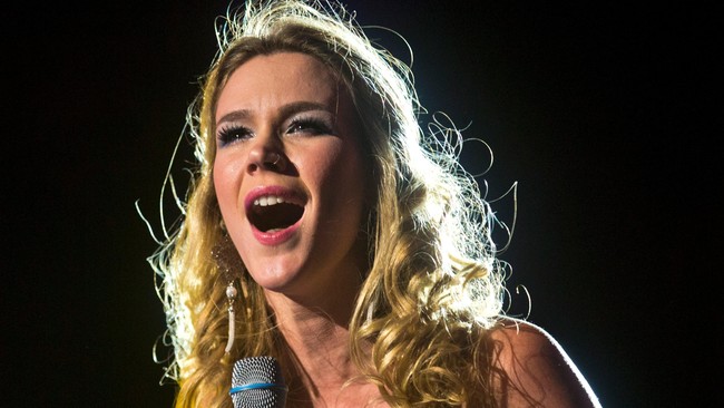 Joss Stone sengaja singgah di Pulau Kish, Iran, tetapi langsung ditahan oleh imigrasi kemudian dideportasi.