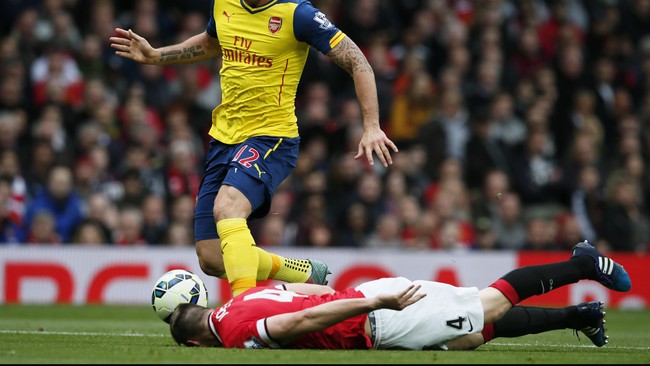 Alih-alih menyerah saat kehilangan keseimbangan, Phil Jones justru merangkak seperti balita dan membuang bola menggunakan kepala.
