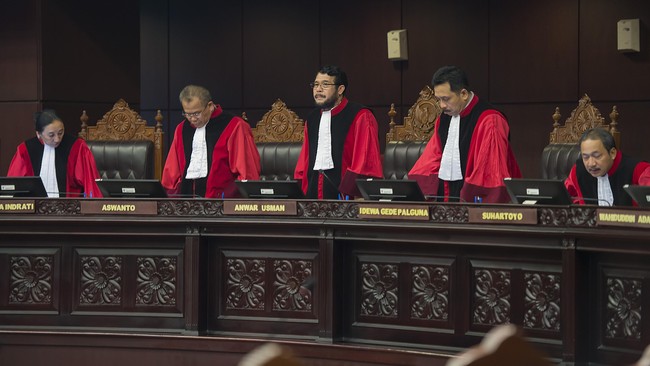 Revisi UU KPK memang belum dipastikan akan menguatkan atau malah melemahkan KPK. Namun, revisi KUHAP dinilai lebih mendesak.
