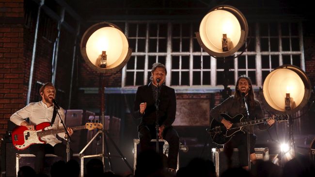 Tampil di ajang Billboard Music Awards, pada Minggu (17/5), Imagine Dragons menyanyikan lagu lawas milik Ben E. King, Stand By Me.