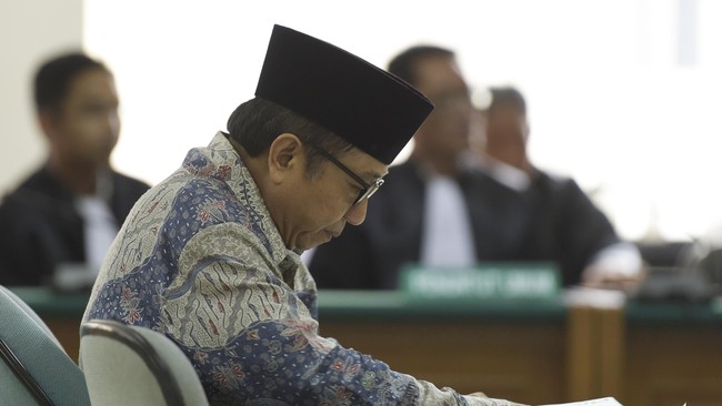 Duti THR itu sekaligus pelicin untuk pembahasan APBNP Kementerian ESDM 2013 di Komisi VII DPR yang diketuai Sutan Bhatoegana.