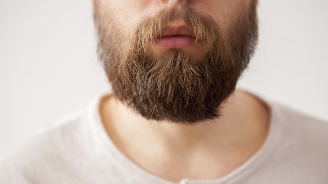 Dua warga Qatar mendapatkan hukuman satu tahun penjara setelah menyukur kumis, jenggot dan rambut sopir ekspatriat.