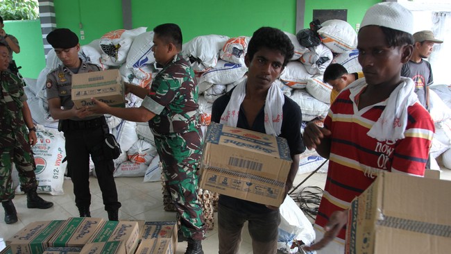 Wakil Presiden Jusuf Kalla (JK) berjanji tetap memberikan bantuan kemanusiaan kepada para imigran Rohingya yang terdampar di tiga kabupaten Aceh.