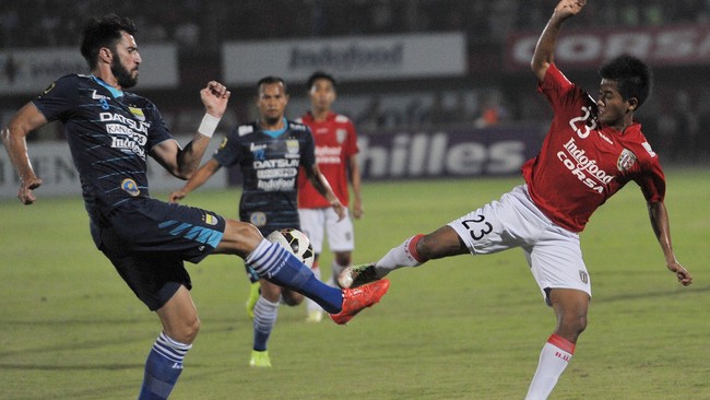 Bayu Gatra tetap menghormati manajemen Sriwijaya FC meski sudah dibanjiri tawaran dari beberapa klub nasional.
