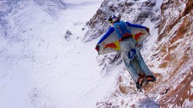 Atlet Olahraga Ekstrem Tewas Saat Terbang Wingsuit