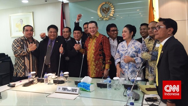 Banyak makanan terhidang di Ruang Rapat Fraksi Golkar yang dikuasai oleh Kubu Aburizal Bakrie yang sebelumnya nontong bareng sidang PTUN.