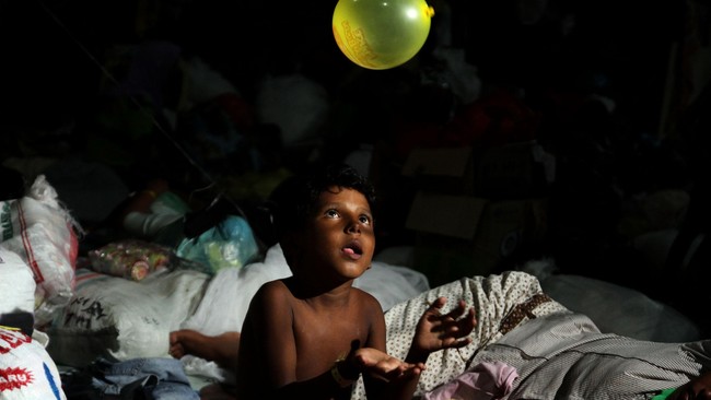 Pemindahan ribuan pengungsi Rohingya yang saat ini terdampar di Aceh masih menjadi wacana karena butuh proses panjang dan biaya besar.