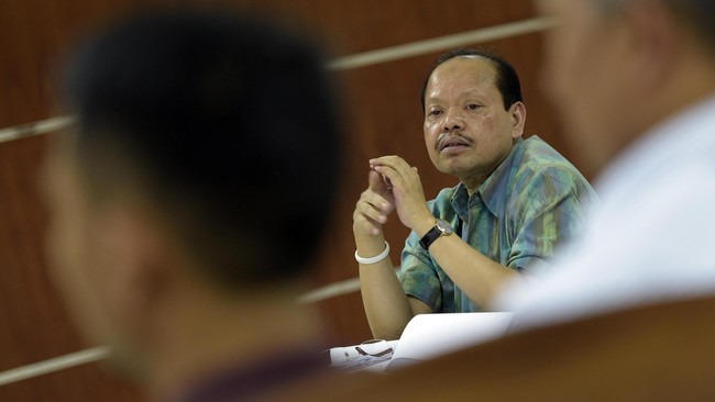 Pembagian THR sebesar Rp 500 ribu hingga Rp 1,5 juta dilakukan bersama-sama di ruangan Sekretariat Komisi VII.
